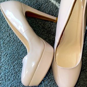 Nude pumps
